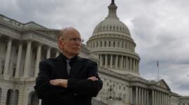 El activista ufológico Stephen Bassett, ante el Capitolio de Washington, el pasado 14 de mayo.Federica Narancio