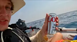 Un 'youtuber', condenado en India por intentar darle una Coca-Cola a una tribu indígena