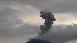 El volcán Reventador mantiene su proceso de erupción continua