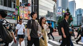 Unos peatones cruzan la calle en el distrito de Shinjuku, en Tokio, el 30 de agosto de 2025