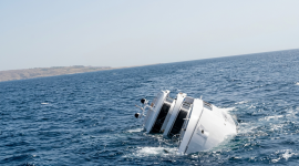 Un barco turístico con 110 personas a bordo se hunde frente a la costa turca, sin víctimas.