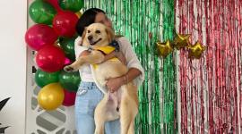 El perrito Messi es cargado por su nueva tutora, tras ser adoptado.