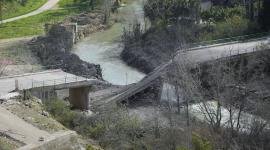 El puente Zrarieh, dañado sobre el río Litani, tras ser alcanzado por un ataque israelí en Tayr Falsay, al sur del Líbano, luego de una escalada de tensiones entre Hezbolá e Israel en el marco del conflicto entre Estados Unidos e Israel con Irán, Líbano.