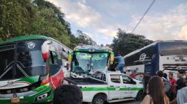 Un siniestro de tránsito entre tres buses y una camioneta, que dejó una persona herida.