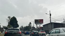 Colapso vehicular en la Av. Simón Bolívar tras fuerte accidente.