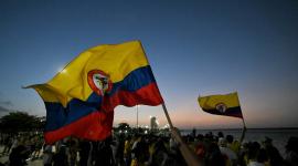 Banderas nacionales mientras celebran los primeros resultados de las encuestas a pie de urna de las elecciones presidenciales en Barranquilla, Colombia,