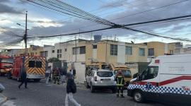 Una furgoneta y un vehículo chocaron contra una casa en Calderón, norte de Quito.