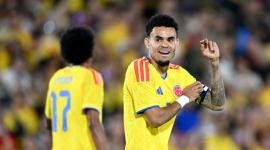 El delantero colombiano Luis Díaz, número 07, celebra el segundo gol de su equipo durante el partido amistoso internacional entre Colombia y Costa Rica en el estadio Nemesio Camacho El Campín de Bogotá,