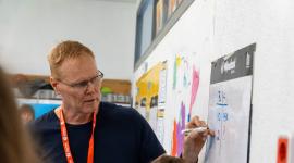 Peter Liljedahl haciendo una clase de Thinking Classroom durante su visita a Barcelona.