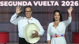 Los candidatos presidenciales Keiko Fujimori y Roberto Sanchez, durante el debate en Lima, el pasado 31 de mayo.