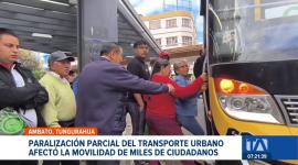 Una medida de hecho por parte del gremio de transportistas limitó el servicio de transporte en Ambato. Ciudadanos pagaron hasta USD 0.80 para movilizarse. Un reportaje de Edith Jácome