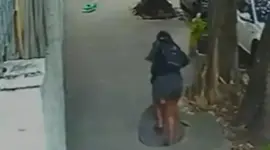 Una mujer cae a una alcantarilla y queda atrapada