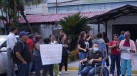 Personal del Hospital León Becerra realizan un 'plantón indefinido' por la deuda de más de 30 meses de sueldos.