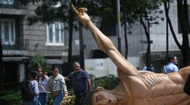 Maestros derribaron estatuas de futbolistas en medio de protestas en México.