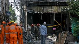 Personal de la Fuerza Nacional de Respuesta ante Desastres y bomberos permanecen en el lugar tras el incendio que se desató en un hotel de Nueva Delhi el 3 de junio de 2026.