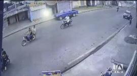 El reporte preliminar de las autoridades señala que los sacos fueron abandonados cerca de las 06:00 AM en la vía Babahoyo - Juján. Junto a los cuerpos se encontró una nota firmada por el GDO Los Lobos. Personal de Dinased y criminalística realizan el procedimiento. Un reportaje de Paula Kuhn