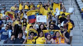 Hinchas ecuatrorianos alientan a La Tri en Columbus.