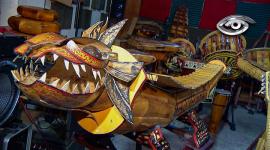 Schuberth Ganchozo no es el típico músico; es un luthier guayaquileño que lleva más de cuarenta años reviviendo los sonidos ancestrales de la cultura Huancavilca. Al transformar la caña guadúa y el lodo en verdaderas joyas sonoras, ha creado más de 200 instrumentos que rescatan nuestra identidad.