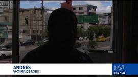 Usuarios del Metro de Quito denuncian una constante modalidad de robo en los accesos de las paradas. Delincuentes en motos roban celulares. Un reportaje de Mishell Villacís
