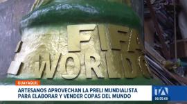 A pocos días del comienzo del mundial, artesanos del puerto principal elaboran réplicas de la Copa del Mundo y registran un incremento en ventas. Un reportaje de Jazmín Solís