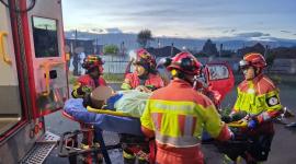 Los bomberos rescataron a una persona que quedó atrapada en un vehículo.