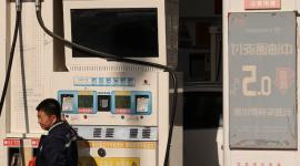 Un empleado se encuentra junto a un surtidor de gasolina en una estación de servicio Sinochem-Total antes del anuncio de una subida del precio del combustible, en medio del conflicto entre Estados Unidos e Israel con Irán