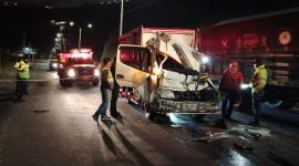 Un camión chocó en el paso lateral de Ambato en horas de la madrugada.
