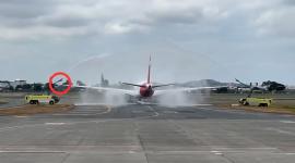Momento del percance del avión de Iberia en la pista del aeropuerto de Guayaquil durante el evento de marco de agua, este 4 de junio de 2026.