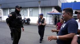 Familiares de los ocho jóvenes asesinados acudieron a los exteriores del laboratorio de Criminalistica en Guayaquil para la entrega de los cuerpos