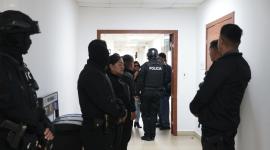 Fuerte resguardo policial en la entrada de la sala para la audiencia de preparatoria de juicio en el caso magnicidio de Fernando Villavicencio, en el Complejo Judicial Norte.