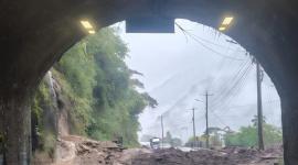 La vía Baños - Puyo fue cerrada por un deslave en la parroquia Río Verde.