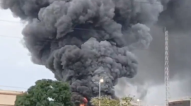 Un incendio en la central de Termoesmeraldas moviliza a decenas de bomberos locales, la tarde de este 5 de junio de 2026.