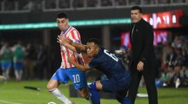 El delantero paraguayo Miguel Almirón (número 10) y el defensa nicaragüense Emmanuel Gómez (número 6) disputan el balón durante el partido amistoso internacional entre Paraguay y Nicaragua.