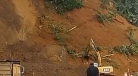 Maquinaria trabaja para habilitar la vía Cuenca–Molleturo–Naranjal tras deslizamiento