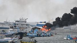 Bomberos y equipos de emergencia trabajan tras incendio de embarcaciones en el puerto de Manta