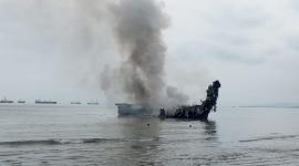 La mañana de este 7 de junio se reactivó el incendio registrado el día anterior en una de las embarcaciones del puerto de Manta, provincia de Manabí.