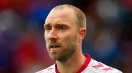 El futbolista Christian Eriksen se desploma en pleno partido cinco años después de sufrir un paro cardíaco