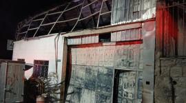 Una carpintería se incendió en el sector de Zámbiza, en el norte de Quito.