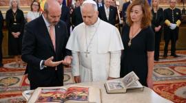 El Papa a su llegada al Congreso de los Diputados
