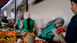 Vendedoras ambulantes venden comida en un mercado de Cotacachi