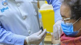 Una mujer recibe la vacuna de la gripe en un centro sanitario de Zaragoza.