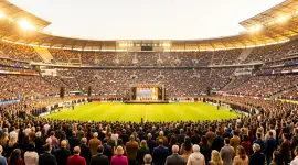 Imagen del Estadio Santiago Bernabéu preparado para un gran encuentro religioso con miles de asistentes.