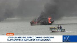 Ciudadanos revisan los escombros de las embarcaciones afectadas en Manabí en medio de las indagaciones a los marinos.