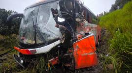 Un choque entre dos buses interprovinciales se registró este lunes en el km 54 de la vía Alóag - Santo Domingo.