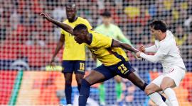 Moises Caicedo volante de Ecuador en un partido con la Selección de Ecuador