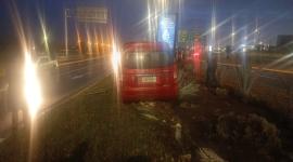 Un vehículo perdió pista en la av. Simón Bolívar.
