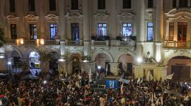 Vista aérea de la sede en la que Pedro Sánchez pronunció su discurso tras conocerse los primeros resultados del balotaje en Perú.