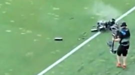 Cámara cae al campo y paraliza el amistoso Hungría vs. Kazajistán