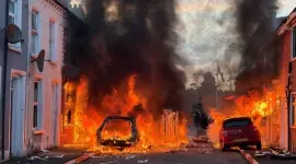 Los líderes piden calma ante el estallido de disturbios en Belfast.