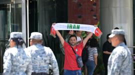 Un hincha muestra la bandera de Irán previo al inicio del Mundial 2026.